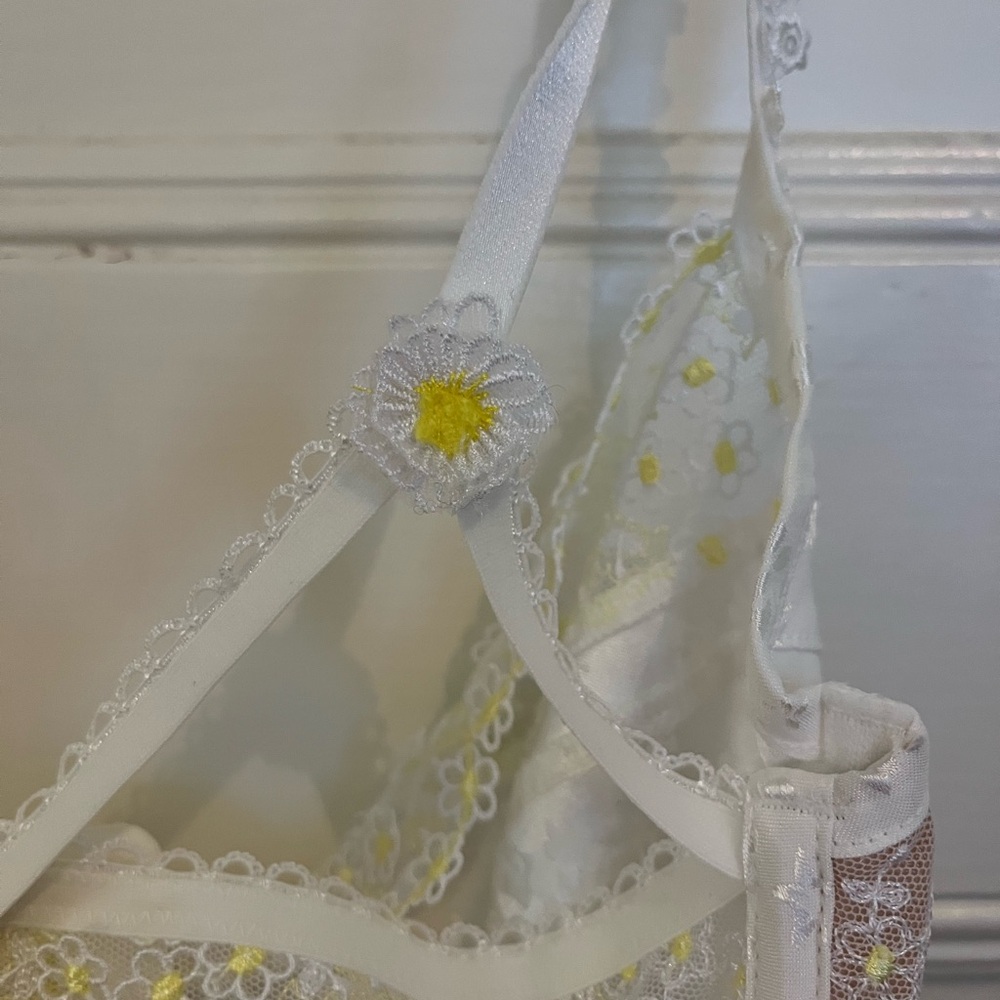 New For Love and Lemons 3D Daisy Underwire Bra - 34DD / White - Picture 5 of 6